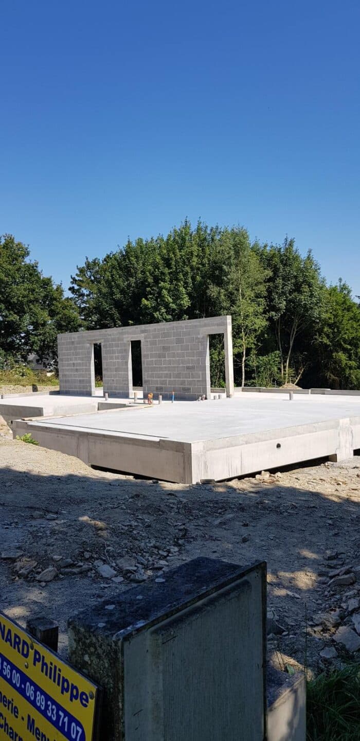 Roche Béton, maçons experts à Huelgoat, Carhaix depuis 20 ans, réalise extensions et agrandissements de maison dans des matériaux durables. Contactez-nous.