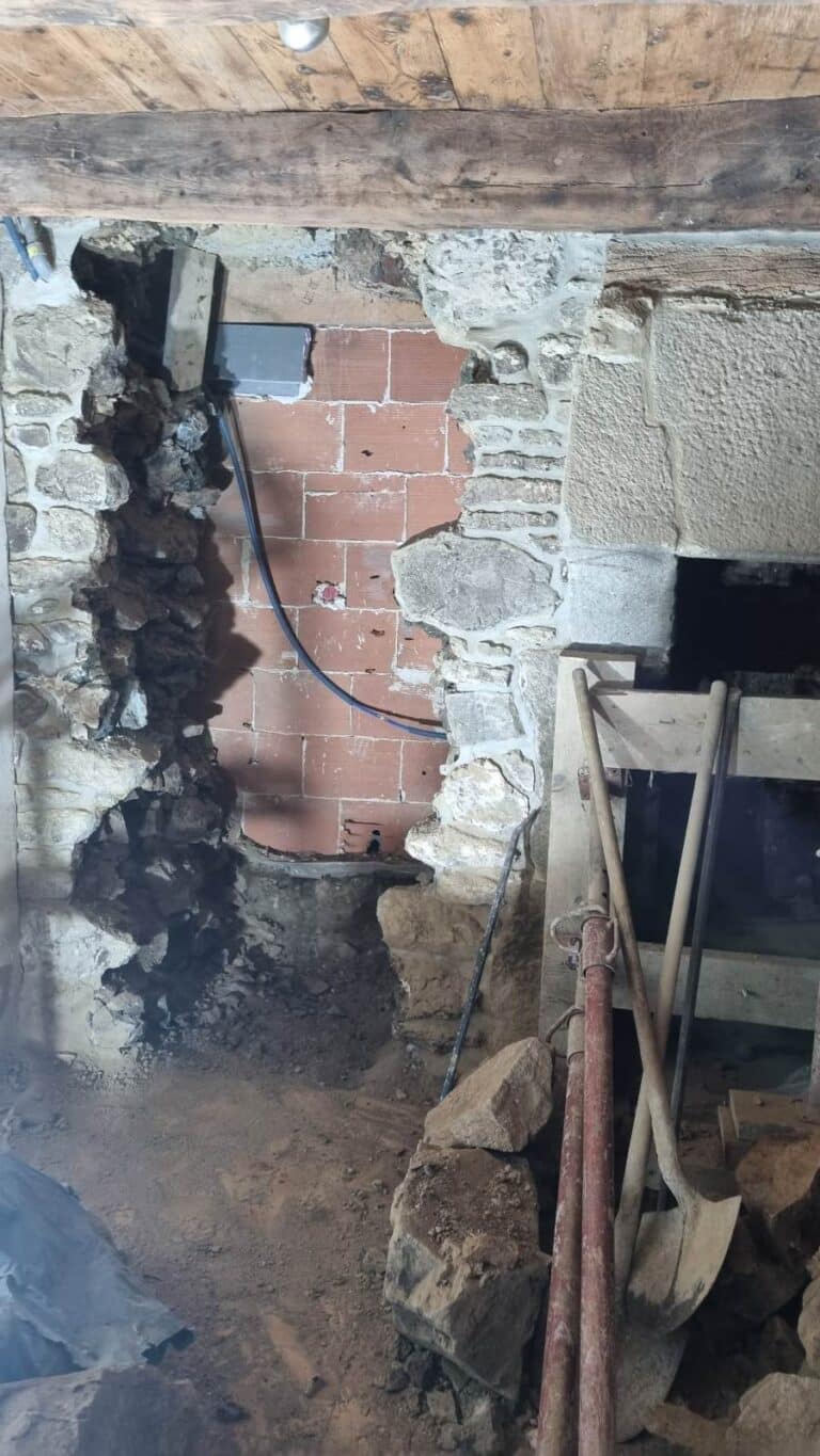 Ouverture mur porteur demontage mur taille pierres recuperation montage jambages linteau chene marches chiste 1 - Huelgoat Carhaix
