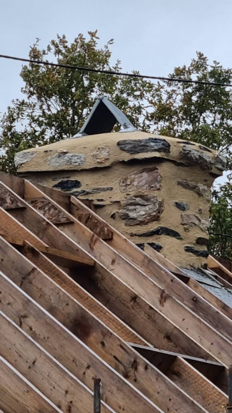 Renovation de cheminee enduit a pierre vue chaux sable - Huelgoat Carhaix