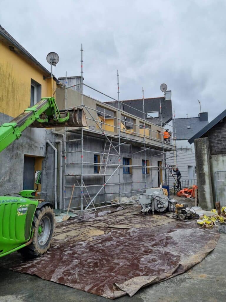 Surelevation de maison reprise de maconnerie terrasse existante montage parpaing linteau beton appuis prefa menuiserie et endu - Huelgoat Carhaix